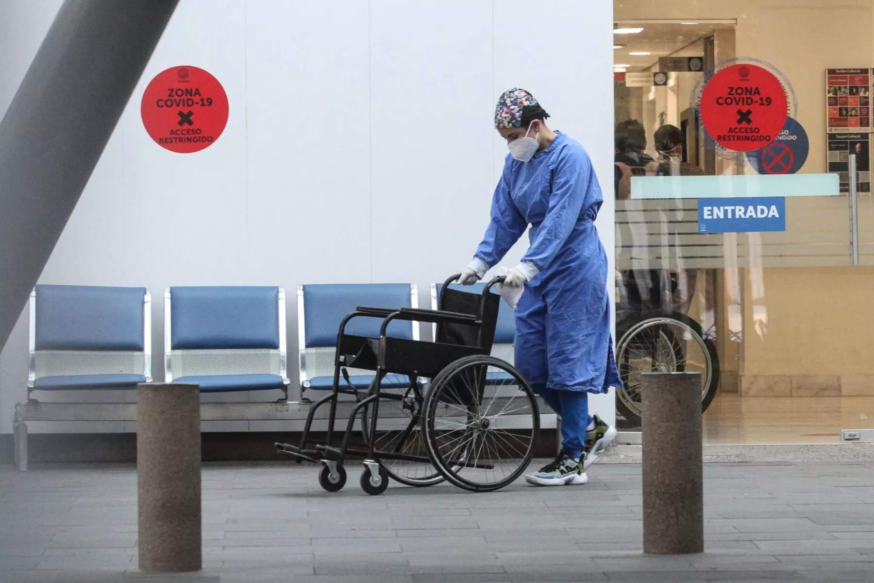 Doctora dale del área de urgencias con silla de ruedas vacía en el Hospital de Nutrición.