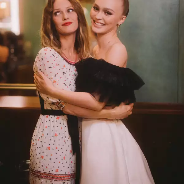 02_Vanessa_PARADIS_Lily_Rose_DEPP_CHANEL_Metiers_d_art_Show_2019_20_2_02.jpg