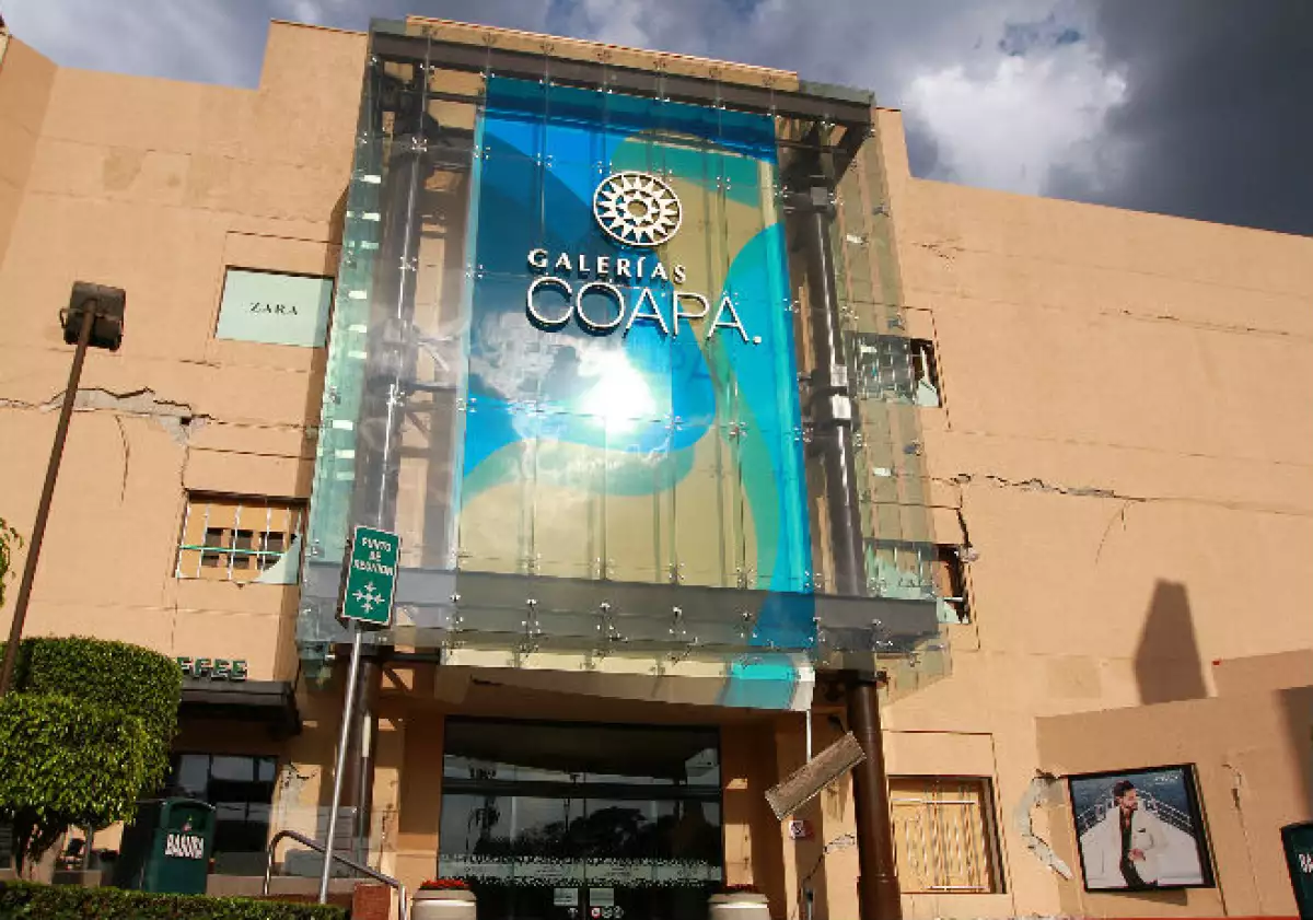 Galerías Coapa fachada dañada