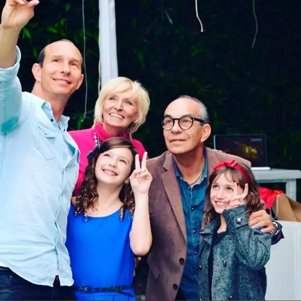 Junto a los abuelos.