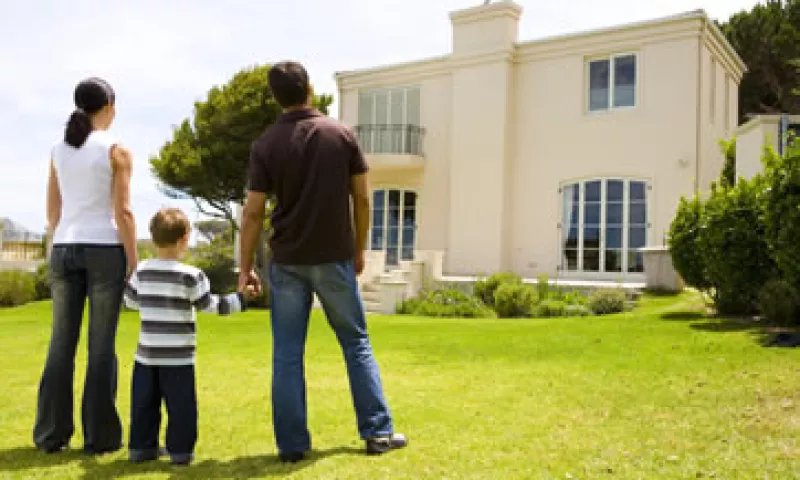 Evita correr riesgos y asesórate de un profesional inmobiliario. (Foto: Thinkstock)