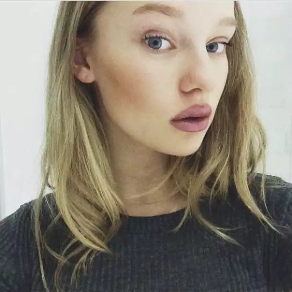 Maddie Waterhouse haciendo su representación de los labios de Kylie Jenner.