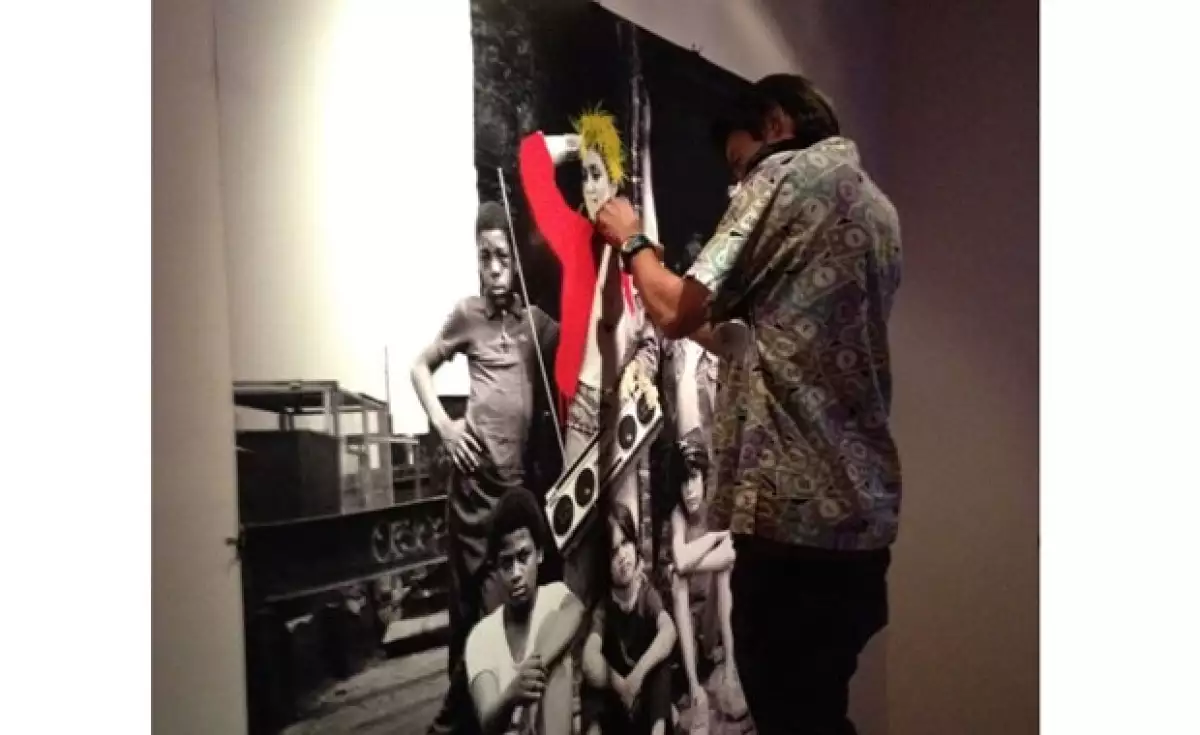 Ayer por la noche se inauguró la exposición fotográfica de Richard Corman en la que capta la escencia de la Reina del Pop en los años 80.