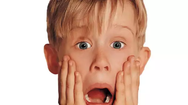 En dos ocasiones, Kevin McCallister (Macaulay Culkin) es olvidado por su familia durante las vacaciones decembrinas. En la primera cinta la familia de Kevin, ocupada con los preparativos para su vi...