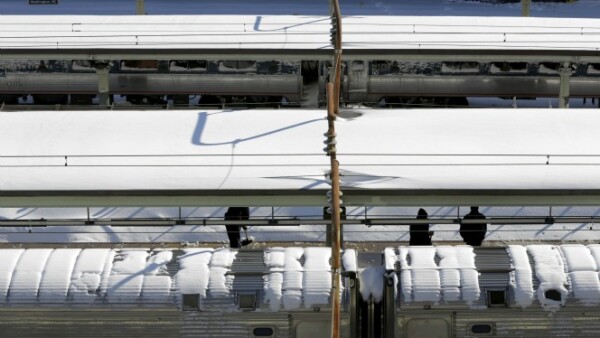 Un trabajador retira la nieve acumulada en Union City en Washington, para intentar normalizar el servicio de trenes en la ciudad para este lunes.