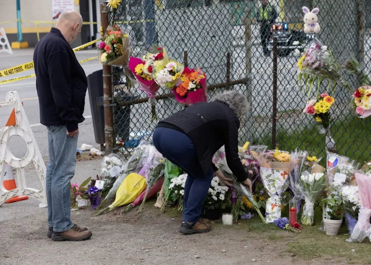 La gente pone flores cerca de la escena en la que un coche se estreló contra una multitud durante el Festival Lapu Lapu el 27 de abril de 2025 en Vancouver, Canadá. La policía dijo que un hombre de 30 años condujo su coche contra una multitud en un festival callejero filipino, matando al menos a once personas e hiriendo a varias otras. 