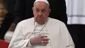 El Papa Francisco se va al final de una misa para el Día Mundial de los Pobres en la basílica de San Pedro en el Vaticano, el 17 de noviembre de 2024.
