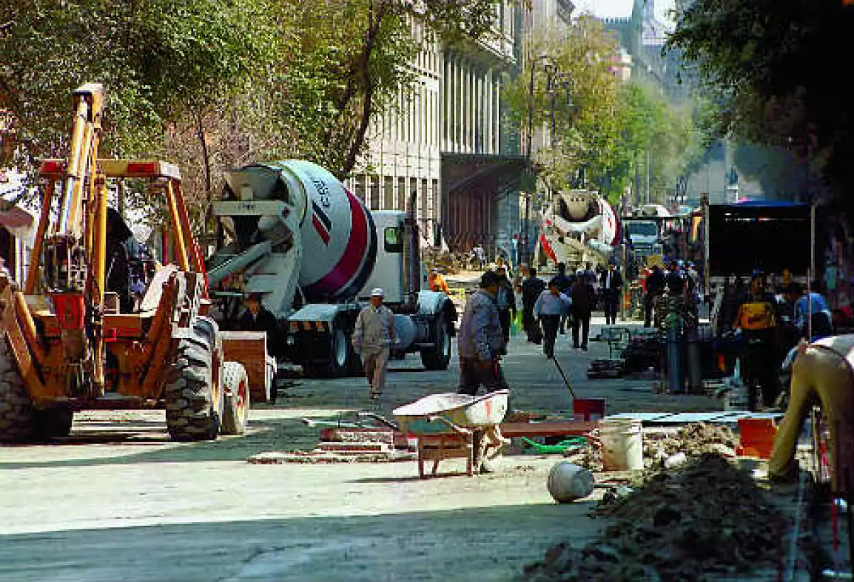 Construcci�n, entre los escombros