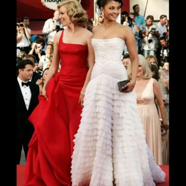 La actriz de Estados Unidos Elizabeth Banks, junto con Aishwarya Rai, de la India.