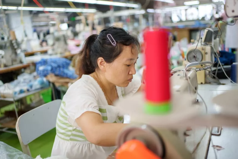 EU prohíbe importaciones de 26 textiles chinas por recurrir a trabajo forzoso