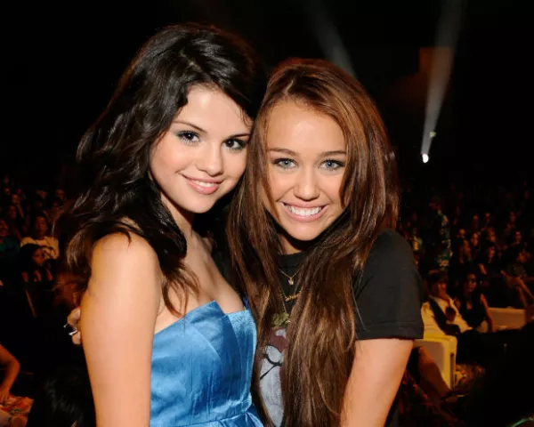 Selena y Miley, cuando eran BFF en 2008. Ahora, ambas han cambiado mucho.