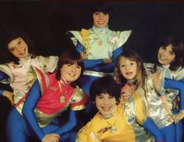 La banda se integró en un inicio por Mariana Garza, Alix Bauer, Benny Ibarra, Diego Schoening, Paulina Rubio y Sasha Sokol.