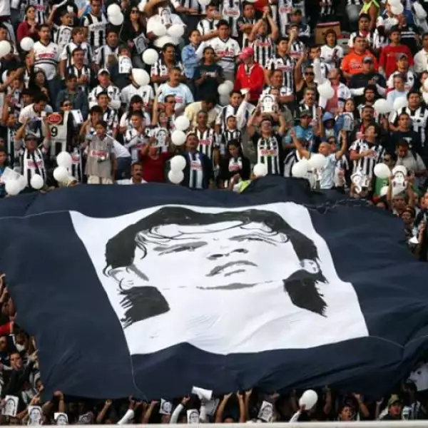 Ayer en el partido entre Monterrey y América, la afición le brindó el último adiós a Antonio de Nigris.