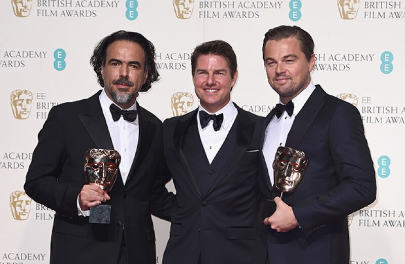 El actor posó con Alejandro González Iñárritu y Leonardo DiCaprio como ganadores de la categoría Best Film.