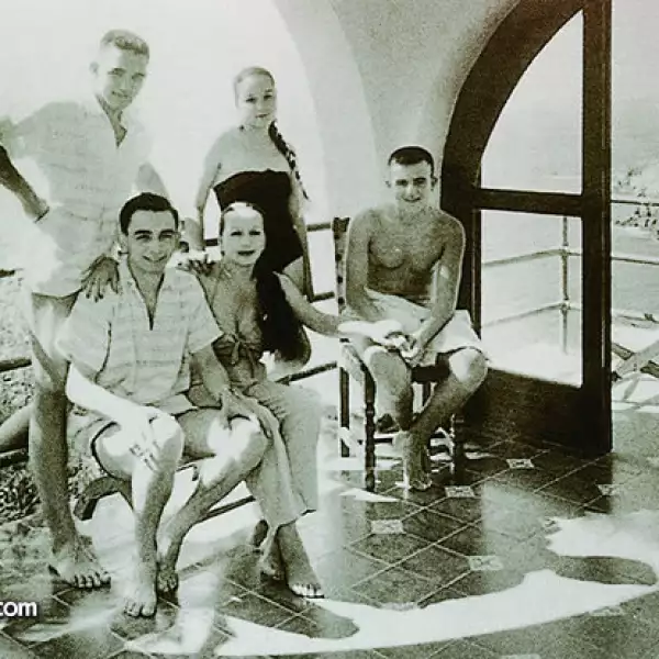 Dolores Olmedo al centro con sus cuatro hijos disfrutando una de las terrazas de La Casa de los Vientos.