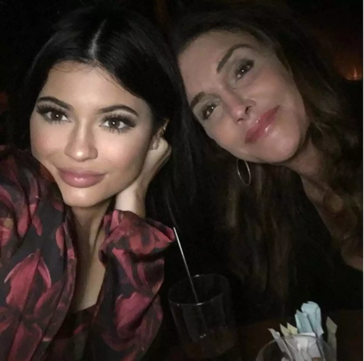 Kylie compartió esta fotografía del inesperado encuentro con su papá, convertido ahora en Caitlyn Jenner.