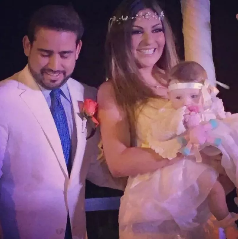 Acompañada de su familia y los demás integrantes del grupo OV7, la cantante se unió en matrimonio al secretario de Desarrollo y Previsión Social de Quintana Roo en una íntima boda.