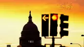 El sol sale detrás del Edificio del Capitolio, semanas después del continuo cierre del gobierno de los Estados Unidos en Capitol Hill en Washington, D.C., EE. UU., 18 de octubre de 2025.