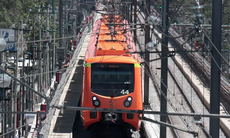 Además del problema de la estructura, en las curvas del tramo elevado de la línea se presenta un problema de vibración cuando rebasan los trenes los 50 kilómetros por hora, por lo que se revientan algunos sujetadores.