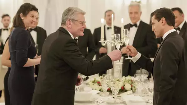 El mandatario de México, Enrique Peña Nieto, brinda con el presidente alemán, Joachim Gauck, durante una cena en el Palacio Bellevue en Berlín.