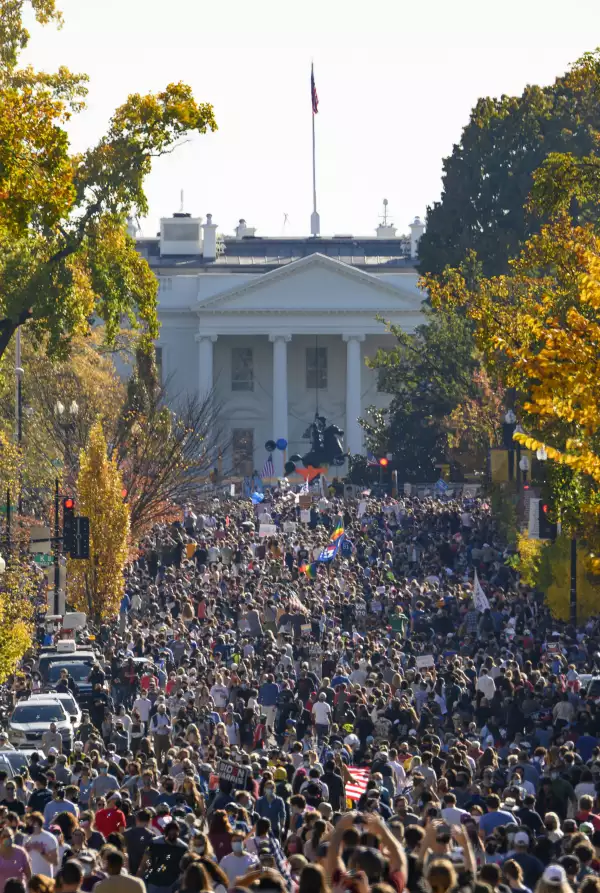 Estadounidenses celebran triunfo de Biden.