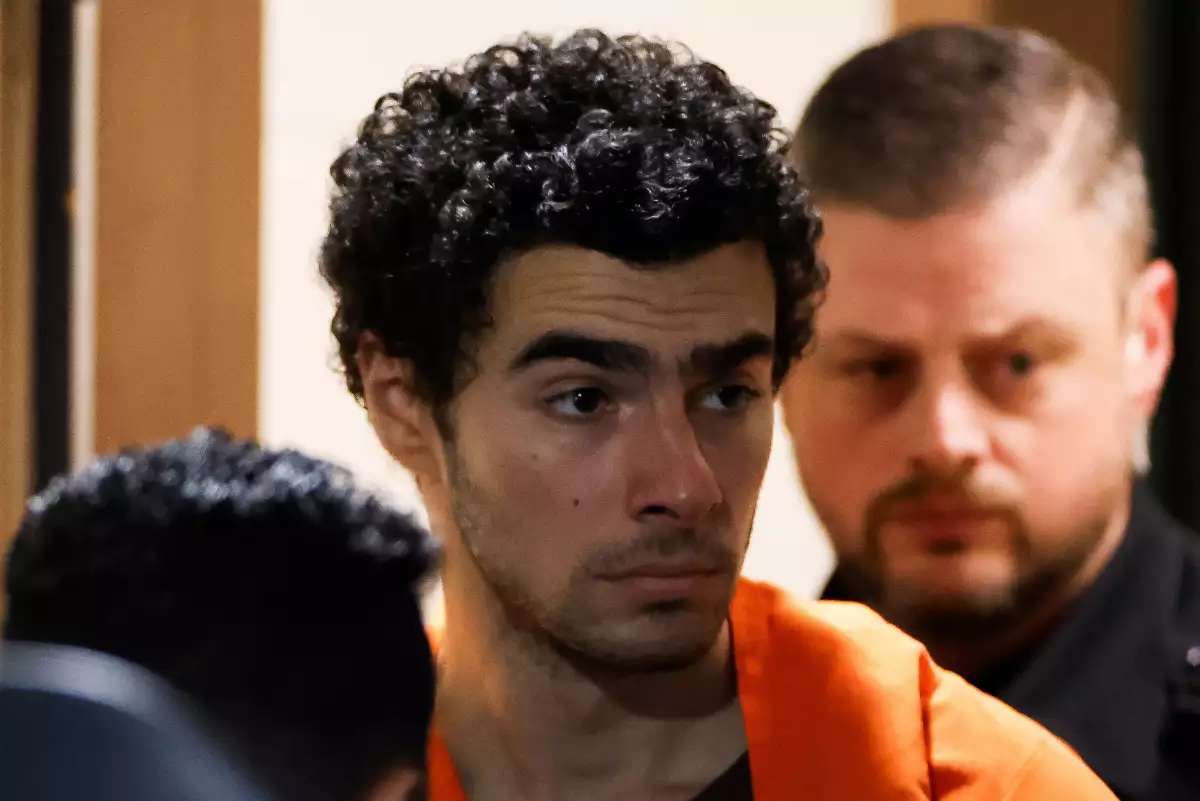 Luigi Mangione, de 26 años, sospechoso del asesinato en la ciudad de Nueva York del ejecutivo de UnitedHealth Brian Thompson, es escoltado después de una audiencia de extradición en el Tribunal del Condado de Blair en Hollidaysburg, Pensilvania, EE. UU. 10 de diciembre de 2024.