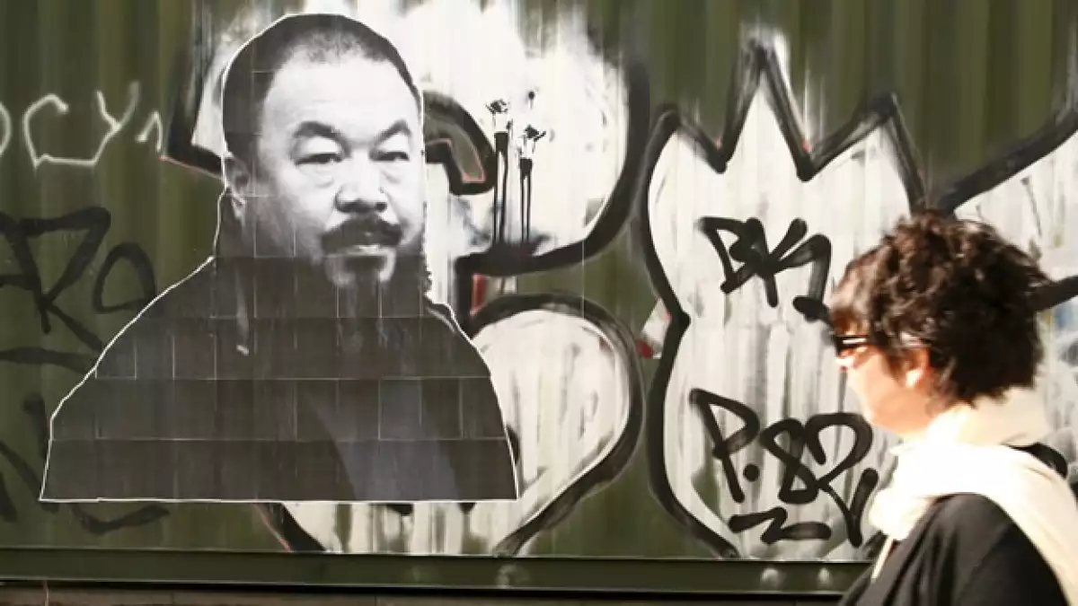 foto del artista ai weiwei en una barda