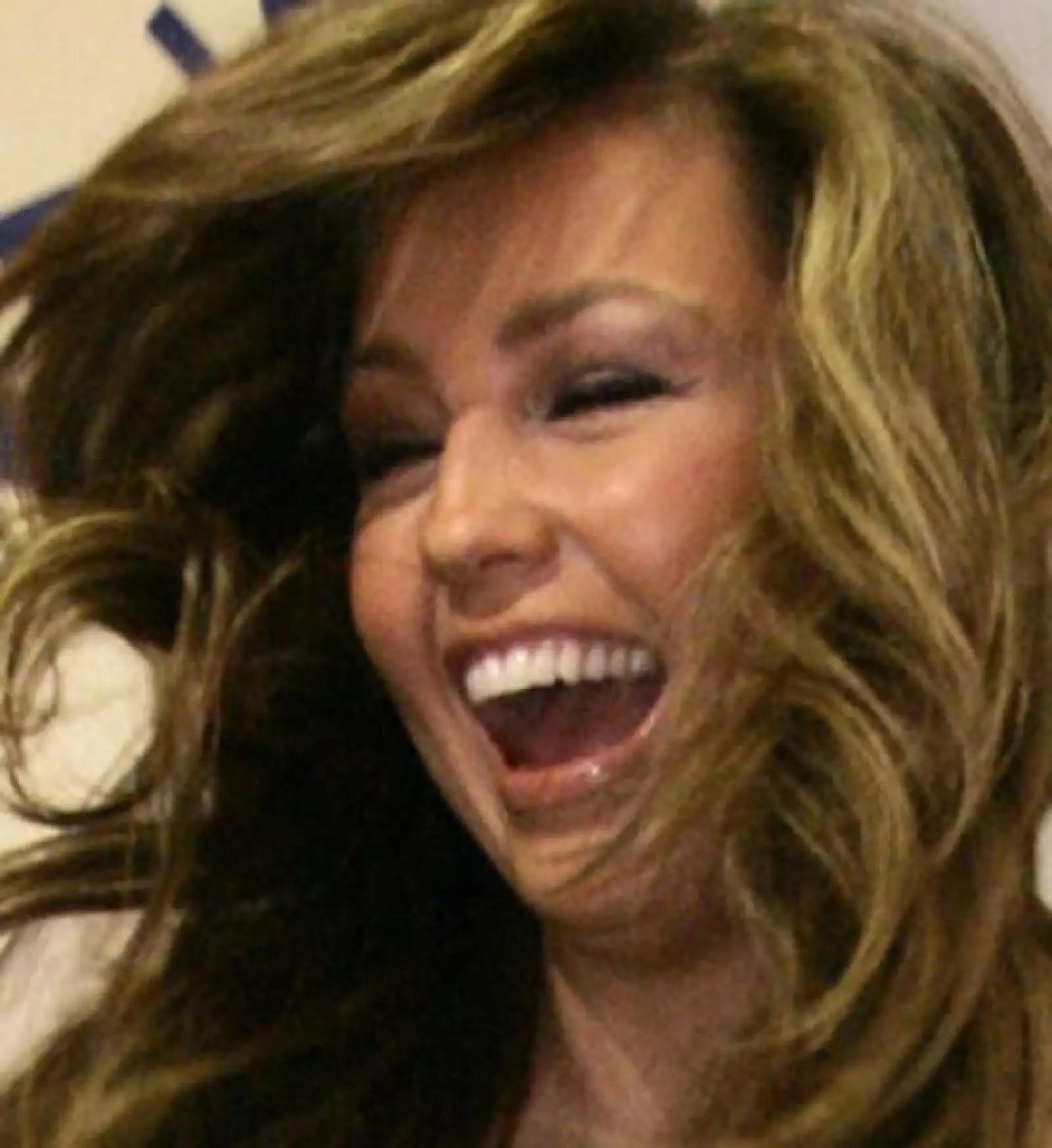 Ejemplo de eso es el lanzamiento de su colección de lentes para sol y una fragancia, a la par de incursionar en el campo del diseño de modas, pues tiene su propia línea de ropa casual femenina.