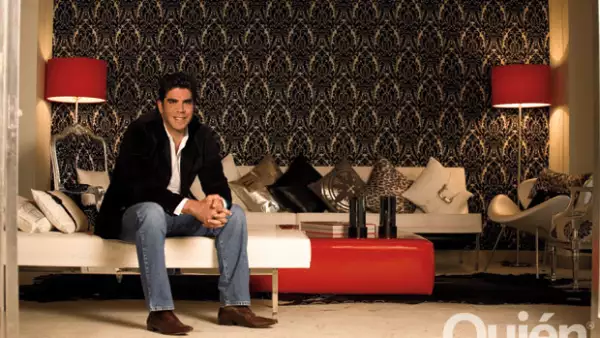 El polémico empresario y político nos invitó en 2009 a conocer su casa recien remodelada. Entre cojines Fendi y un área de alberca para las fiestas así vive el también boxeador.