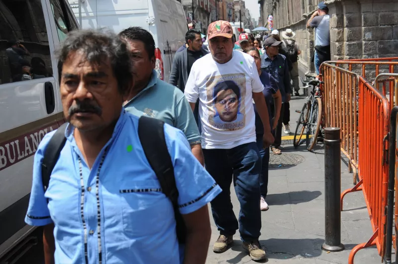 AMLO recibe a padres de Ayotzinapa; es una reunión de trámite, dice abogado