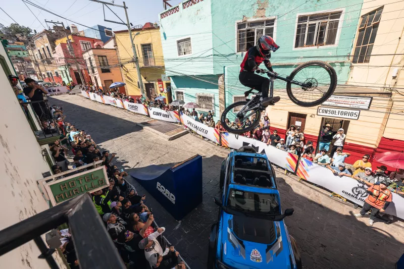 Los vehículos Ford fueron parte de los obstáculos en la ruta de la competencia Red Bull Guanajuato Cerro Abajo.
