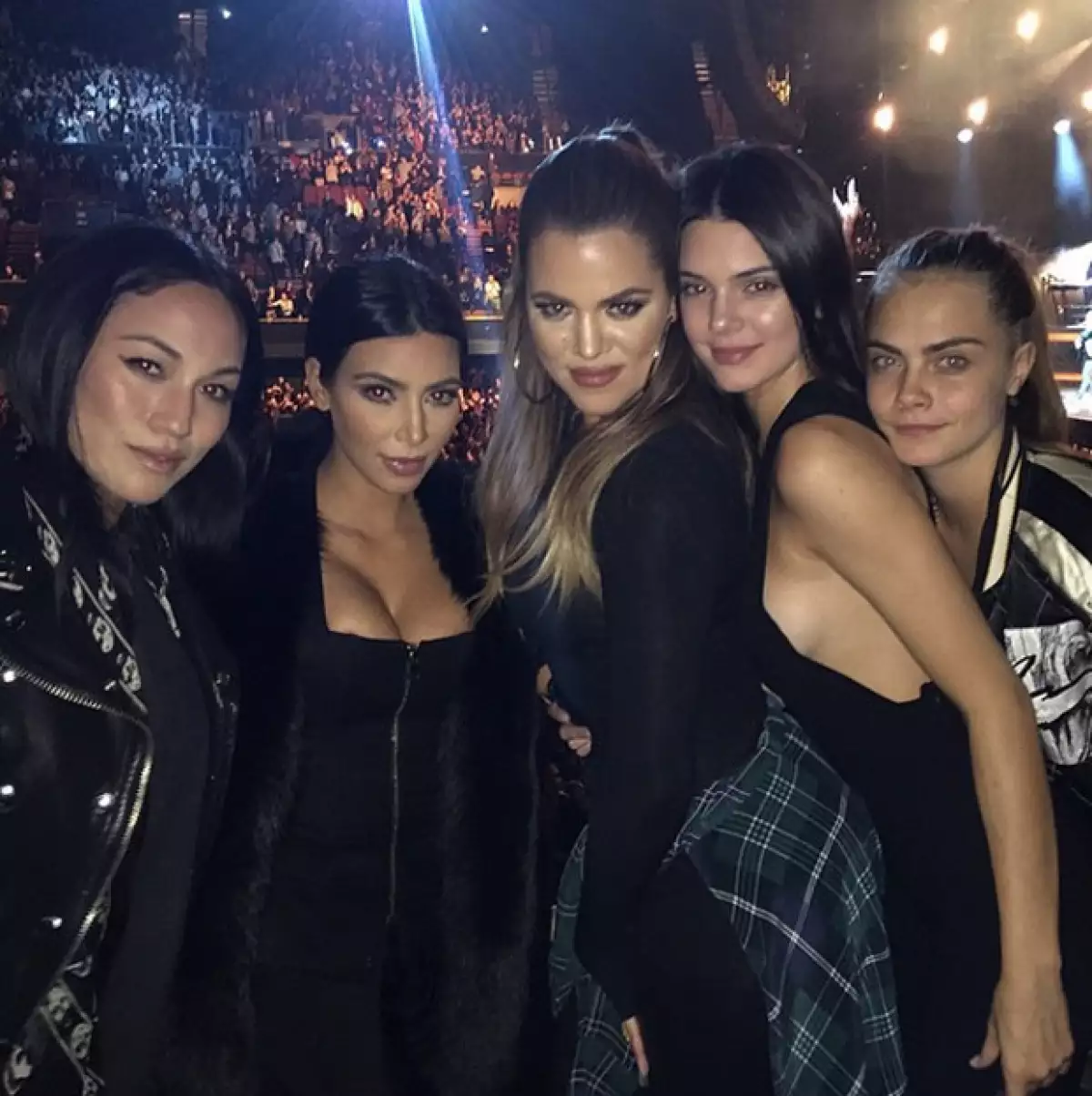 Las hermanas Kardashian-Jenner asisten juntas a ver al cantante estadounidense, acompañadas de la modelo inglesa.