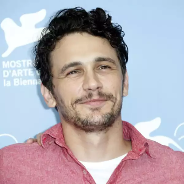 James Franco jugó con un look desaliñado.