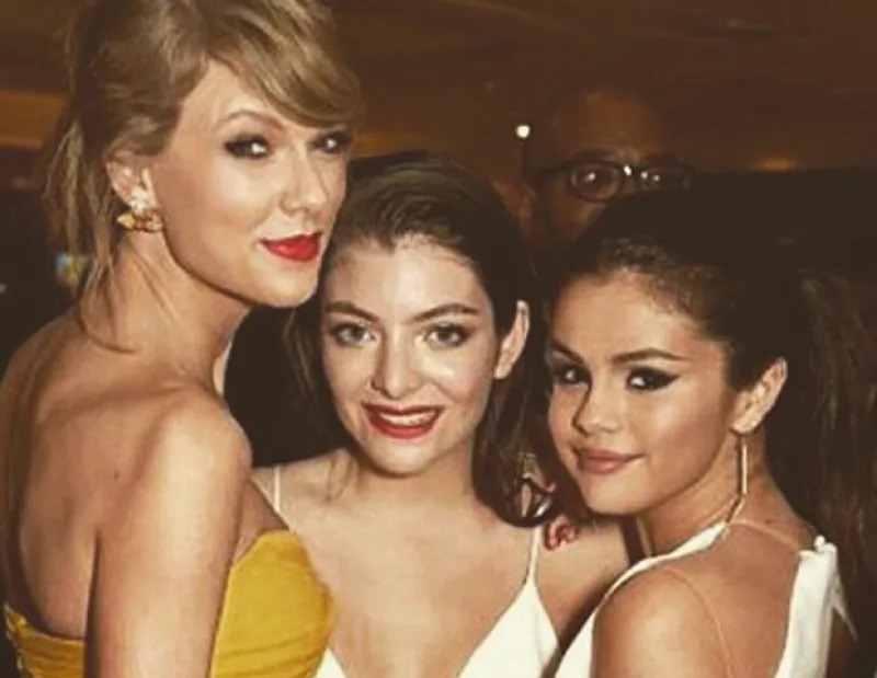 Selena, Taylor y Lorde inseparables, además Diego Boneta felicita a Gina Rodriguez por su Golden Globe y Belinda festeja 15 años de carrera.