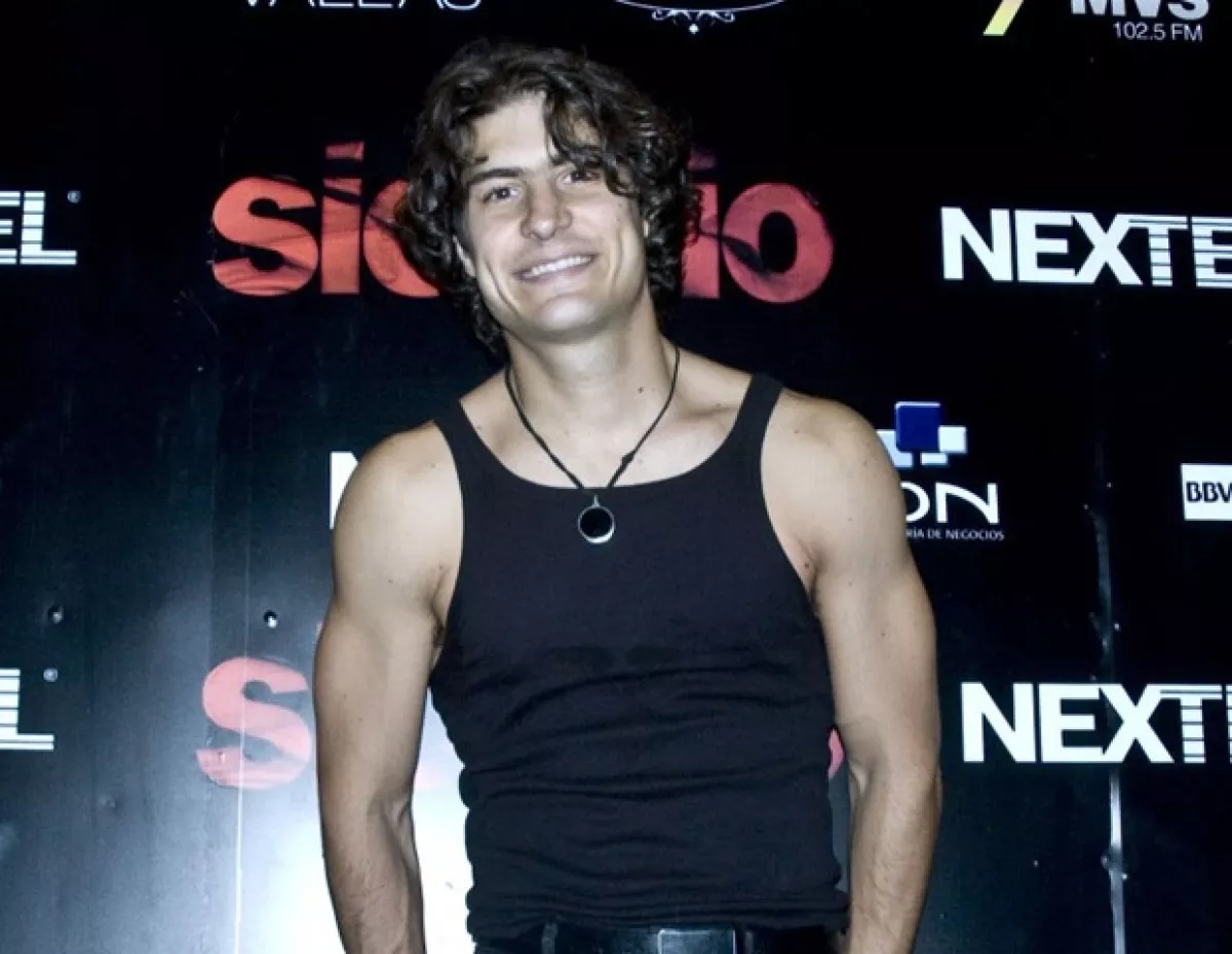 Alex Sirvent siempre canta en la regadera temas de Michael Bolton.