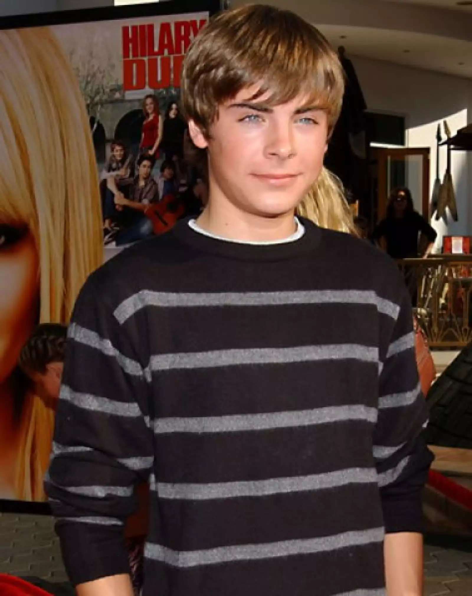 (2004. 17 años) Fue tres años después cuando llegó su gran oportunidad y el trabajo que lo llevaría a la cima pues protagonizó la película de Disney Channel `High School Musical´, interpretando a `Troy Bolton´, esta, que fue grabada con bajas expectativas de éxito, ayudó a Efron a ganar fama entre los adolescentes como cantante y actor.