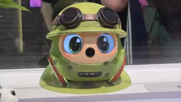 En la foto un robot Moii de color verde que es exhibido en IFA 2026.