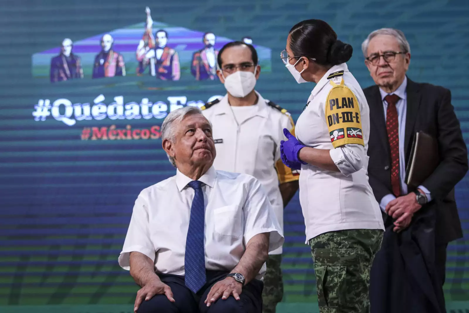 Andrés Manuel  recibió la primer dosis de la vacuna Astra-Zeneca en Palacio Nacional.