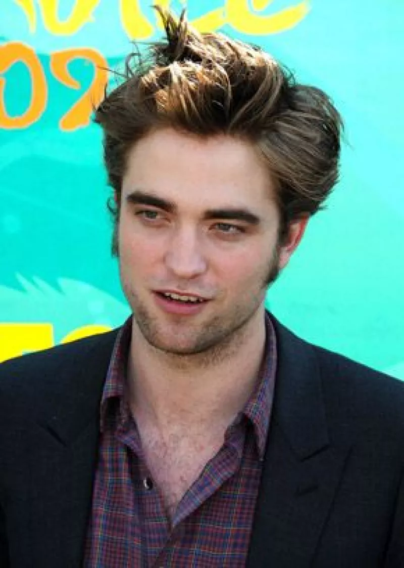 El actor dice que está asimilando lo que pasa en su vida y que le resulta extraño que cuando sus fans le gritan llaman a Edward Cullen y no a él, por lo que es más difícil salir con chicas.