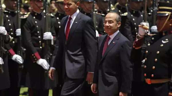 Felipe Calderón dio la bienvenida a su homólogo estadounidense en la Residencia Oficial de los Pinos con una guardia de honor.