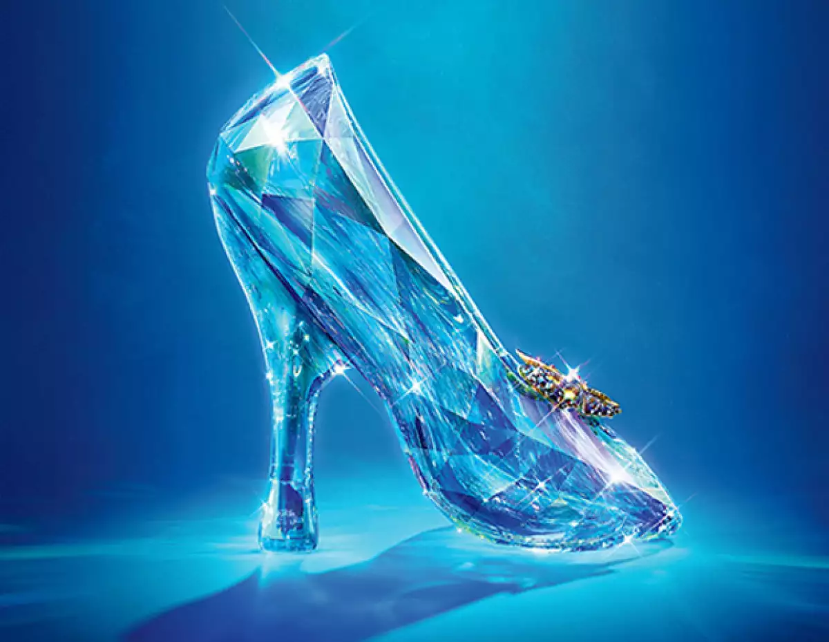 Estos diseños nos recuerdan el poder de unos zapatos brillantes. No necesitas invitación para conocerlos y tener unos en tu clóset.