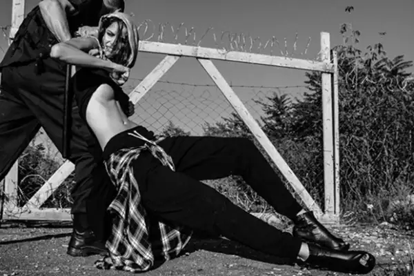 Esta modelo simuló ser arrastrada por la policía en un campo de refugiados.
