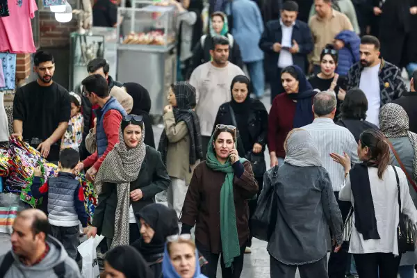 Los iraníes compran en el Gran Bazar de Teherán el 24 de febrero de 2026. Irán advirtió a los Estados Unidos el 23 de febrero de 2026, que cualquier ataque sería recibido "ferozmente" en respuesta a la amenaza del presidente de los Estados Unidos de ataques limitados.