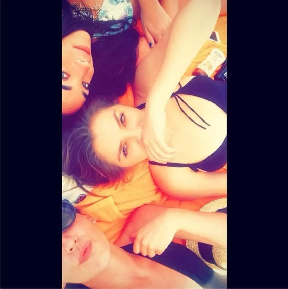 Sofía no viaja sola, lo hace con un grupo de amigas.