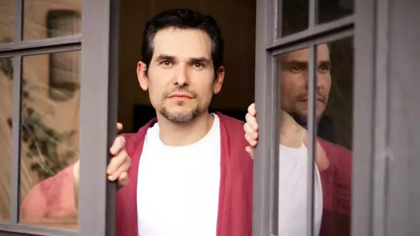 Retrato del actor Alan Estrada. 