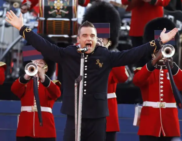 Robbie Williams abrió el concierto por el jubileo.