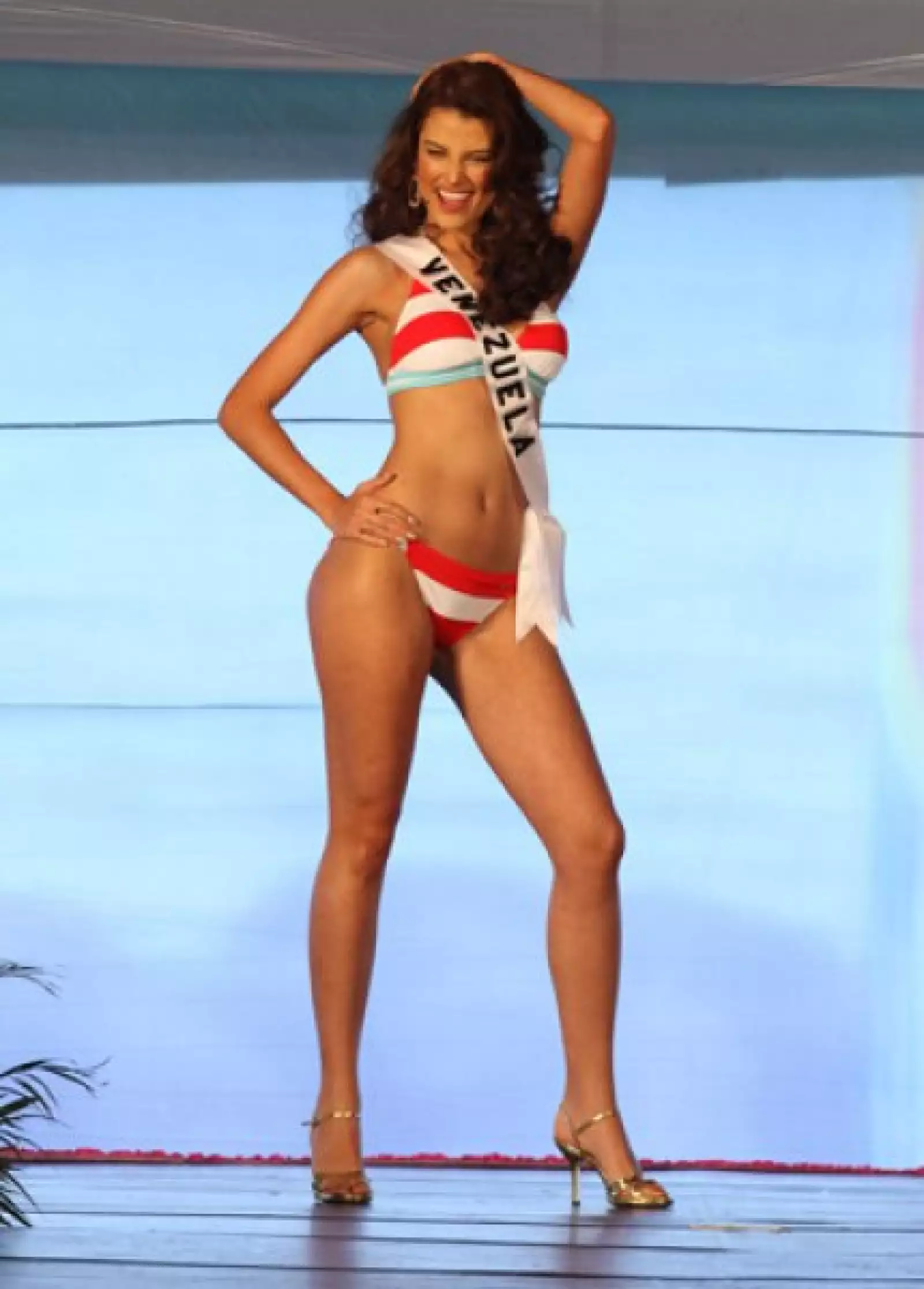 Stefanía Fernández, de Venezuela, fue una de las más prendidas del desfile y dejó su sello latino.