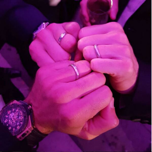 Martín Fuentes, Santiago Creel y Alex Ortiz Vega presumiendo sus anillos de casados.