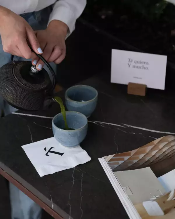 Foto de una persona sirviendo el té en dos tazas.