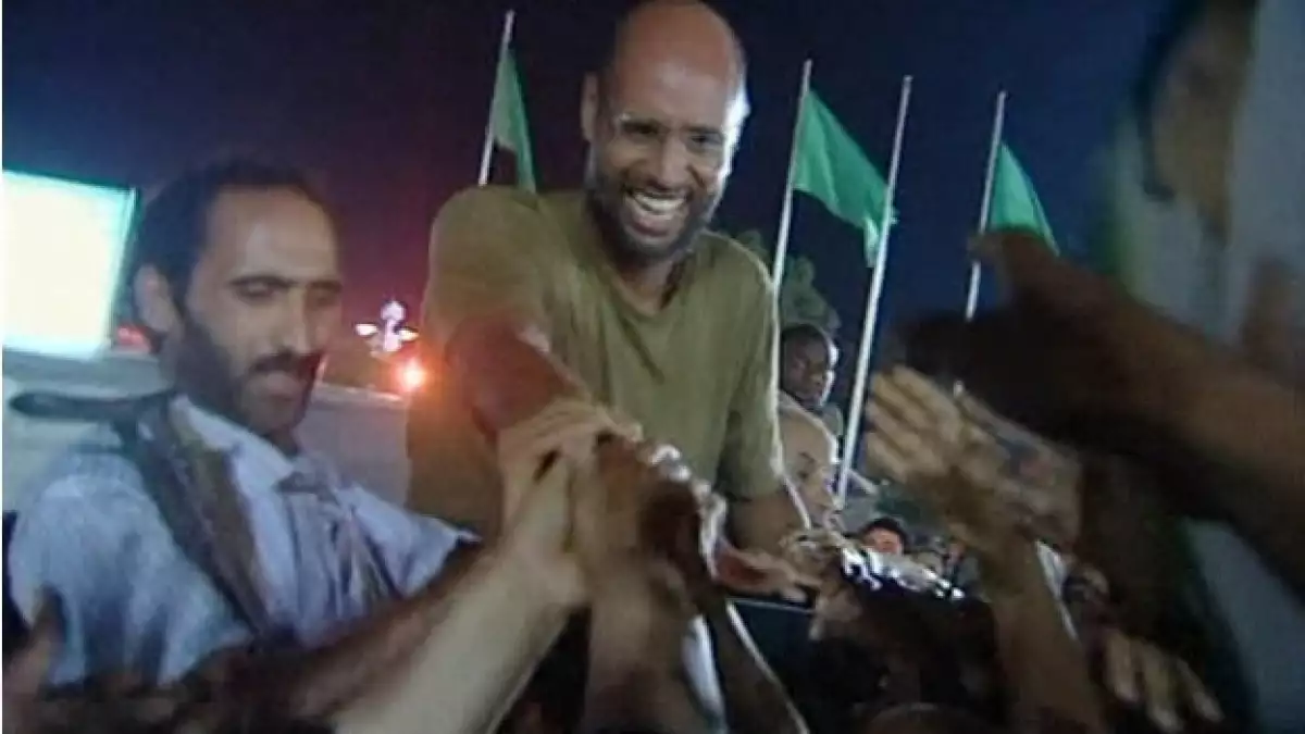 El hijo de Gadhafi saluda a seguidores